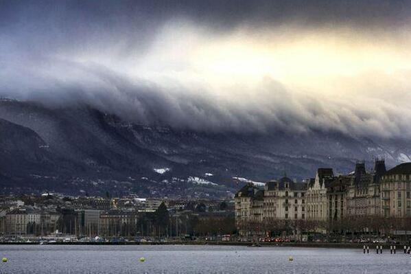 iIusionOptica's tweet photo. ¿Un tsunami? En realidad es una ilusión óptica: Nubes sobre las montañas de Ginebra (Suiza) http://t.co/uhoRrvgtrQ