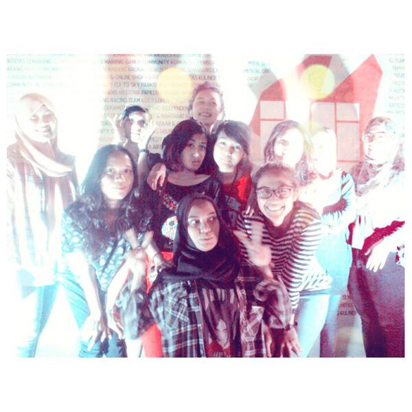 bazaarSMG's tweet photo. Tetep kece sekalipun seharian nglinyit jualan. Efek stand kita deket wall of fame sih -,- http://t.co/c0XJyeOxn1