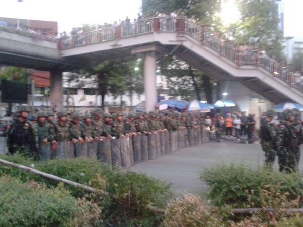 ThailandeEtAsie's tweet photo. Military also moving anti #ThaiCoup victory monument #Bangkok @RichardBarrow http://t.co/z5ICIL3XRT