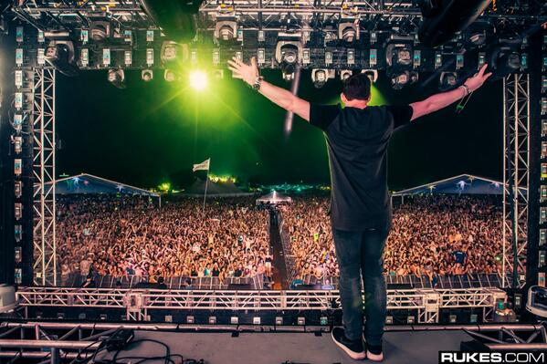sunsetotr's tweet photo. Special thanks to @HARDWELL for taking us into the closing moments of #SMFTAMPA http://t.co/LQCuGxDbl4