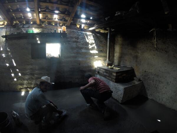 Fundacafe's tweet photo. Arreglando el piso de las casas de los beneficiados del Programa " Aprendiendo a Ser Familias Saludable". http://t.co/eZ1XiTCqkq