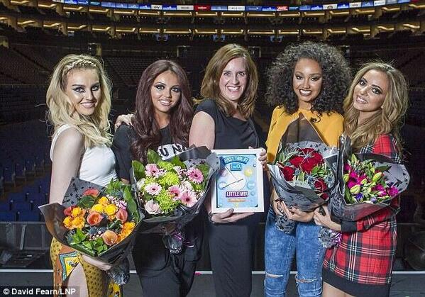 MINA1993's tweet image. OMG THE GIRLS RECEIVED THESE FLOWERS AND PRESIE FOR SELLING OUT THE O2 GOD DAMN ARENA IN THEIR FIRST AREAN TOUR 😭😭😭😭