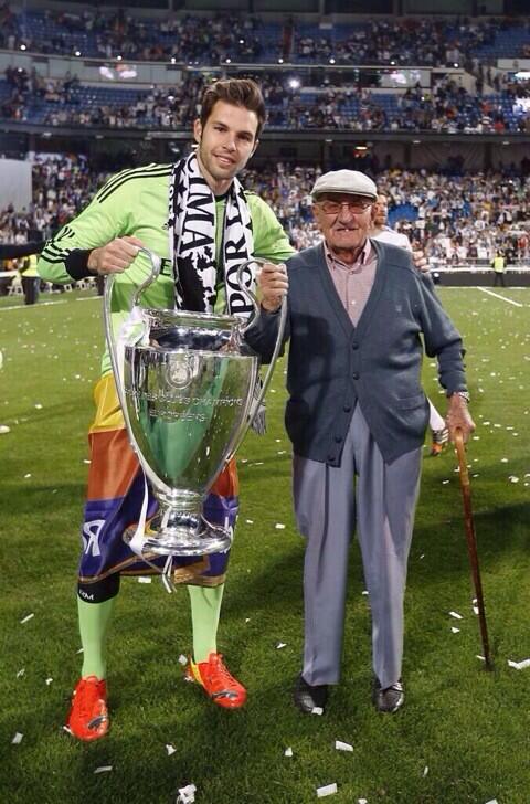 iNotiFutbol's tweet photo. Mientras todos estaban con sus hijos, Jesús Fernández estuvo con su abuelo en la celebración del título de Champions http://t.co/znYr0X52Ix