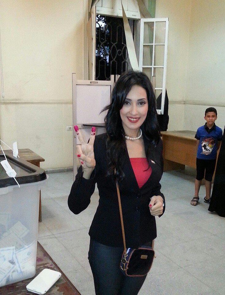 مها بهنسى .. فى الانتشخابات .. حطت حبر فى صوباعين مش صوباع واحد !