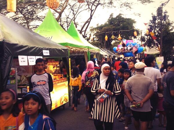 Dechick_ID's tweet photo. #dechick di #panyileukanculinarynight #ayamcrispy #lokal#kualitas#internasional http://t.co/5of1Pe1GjQ