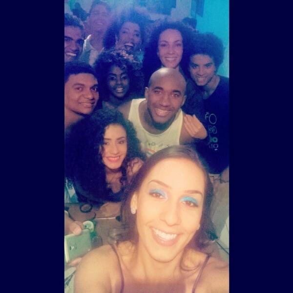CASALABORATORIO's tweet photo. selfando com o elenco de #PELEOMusical Todos aguardam com ansiedade o retorno ao palco... Até... http://t.co/gMWB6Dotjd