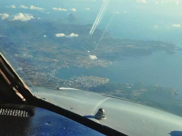 PilotDiscussion's tweet photo. San Antonio Bay, Ibiza. Taken today on my travels... #viewfromtheflightdeck #avgeek #pilot #ibiza http://t.co/V86Yz8gmzs