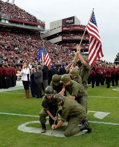 SpursFeathers's tweet photo. Thankful for all those who serve, but grateful to those who gave the ultimate sacrifice for our great country. http://t.co/mo76sxVlum