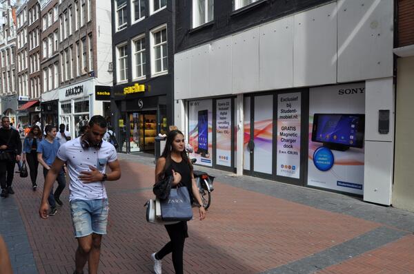 WindowBrokers's tweet image. Met trots verwelkomen wij Sony! De Xperia Z2 hangt vier weken in Amsterdam centrum. 1,6 miljoen passanten per maand!