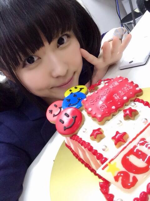merutan33's tweet photo. 定期公演ありがとうございました(*^ω^*)最後に調査員のみんなからあんなに素敵なサプライズがあるなんて思ってなかったから本当嬉しかったです。お花も色紙もケーキもノートも可愛すぎ(*´pωq`)本当にありがとう♡ http://t.co/zVfGfsVVyH