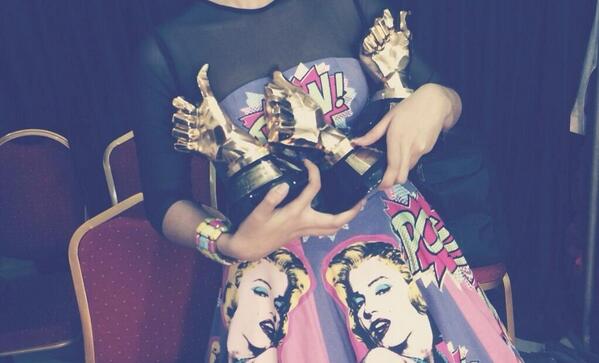 Nih mamang kasih sedikit clue, mamang mau support acara yg guest star nya doi nih, dia baru dapet 3awards sekaligus