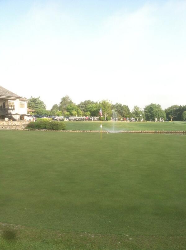 Turfgrassprobs's tweet photo. The red white and blue flying high on the 18th green today. Happy Memorial Day. #firstdayback #mowedout #holidaypay http://t.co/5IGBTM3stb