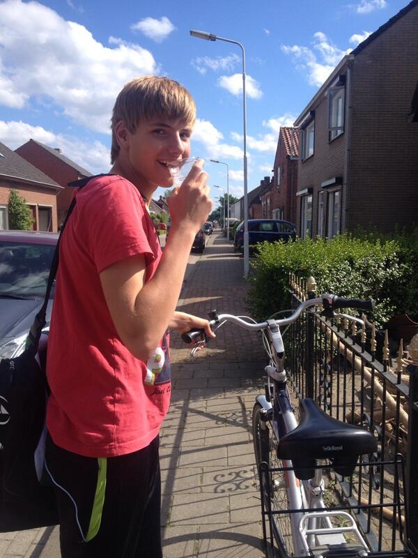 jujusassyass's tweet photo. With a beer in his hand, which I've drunk half of but yaaaa http://t.co/kSRw8xmRIt