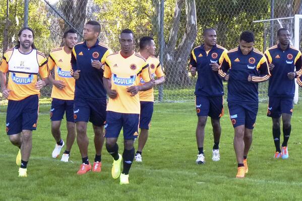 elespectador's tweet photo. La Selección Colombia entrena en Argentina con Falcao entre algodones http://t.co/6fFwDBhqii http://t.co/rBVAH1OTgw