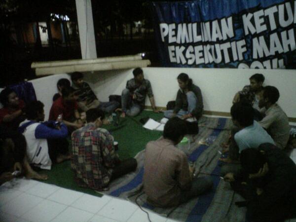 Alhamdulillah rapat kumis charity 2014 di basecamp <a href="/lantaitigamusik/">LANTAI TIGA</a>  berjalan dengan baik :)