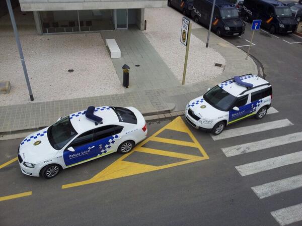 Gavarrix's tweet photo. Así aparca #policialocal de #Empuriabrava... Que ejemplo tienen que seguir los ciudadanos? http://t.co/LgIbp7DtYl