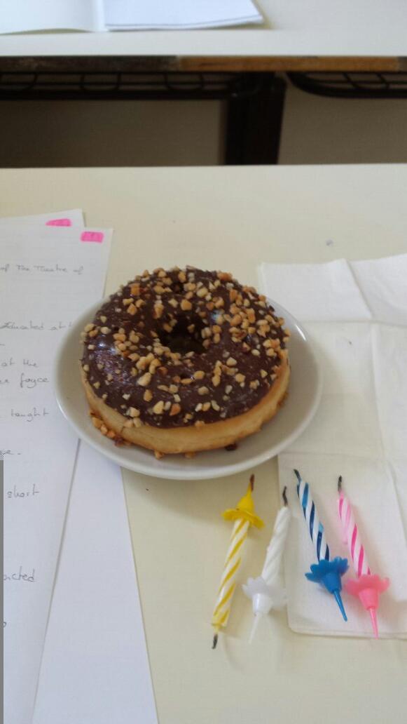 mariajesus_rj's tweet photo. Llegar a clase y que me reciban con esto. Si es que se hacen querer @Lui_mirandaa @mariipink y #Raquel http://t.co/CW73LaxGE5