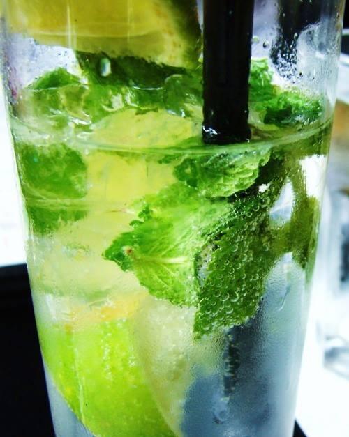 Webstar's tweet photo. Wenn Du Mühe hast, 6 bis 8 Gläser Wasser am Tag zu trinken, probier´s mit ein wenig Minz... http://t.co/SgXp1yvlI1 http://t.co/0puHogpml5