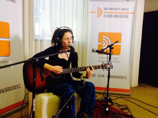 "Me gusta la vida" canta <a href="/mariacolores/">Maria</a> en <a href="/radiousach/">Radio Usach 94.5 FM</a> Comienza así su sesión en vivo en nuestro estudio