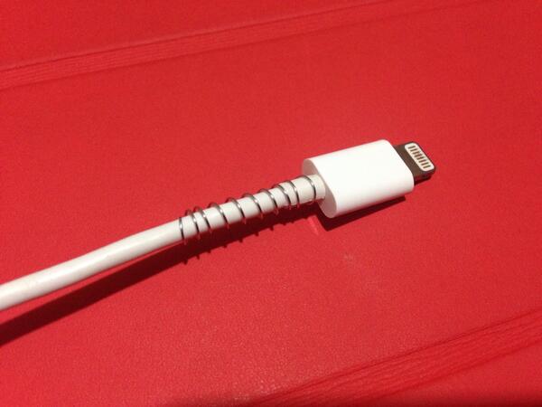 Hiboro84's tweet photo. Dicen que esto sirve para que no se dañe el cable de esa parte, probare a ver si es cierto http://t.co/V09J4eZQh7