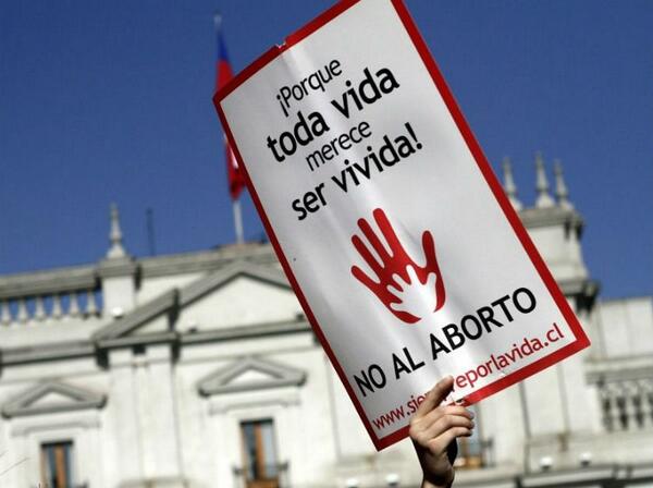 soychilecl's tweet photo. [FOTOS] Protesta contra el #ABORTO convocó a miles de personas frente a La Moneda http://t.co/3O34IJrNjN http://t.co/EdJoz8hWZ1