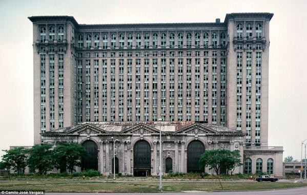 EarthPiix's tweet image. Ground to a halt: This shot shows the train station, one of many once majestic buildings to go to ruin in Detroit