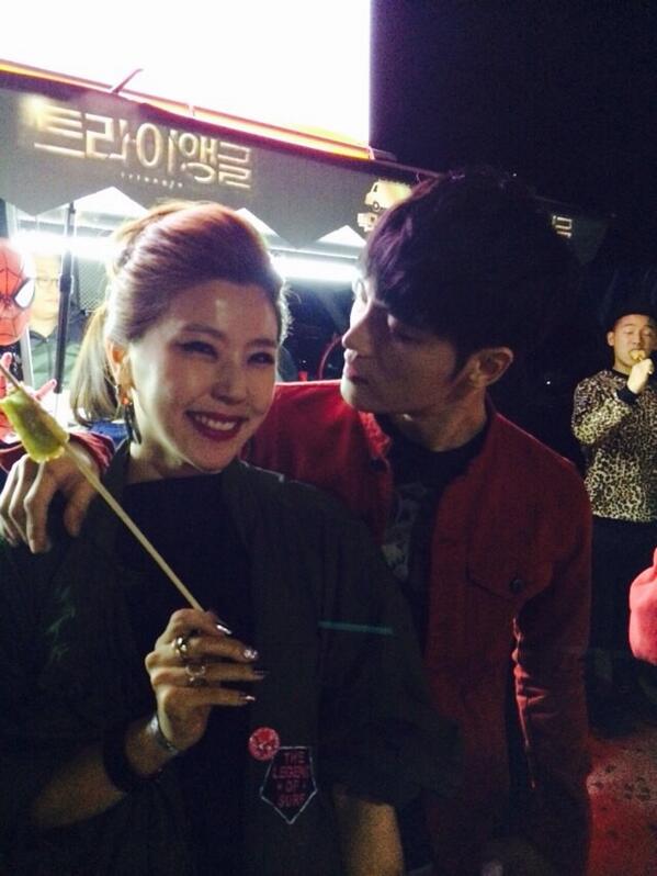 Ara_mom's tweet photo. 트라이앵글 촬영현장~
밤샘촬영하는 스텝과 배우들과함께 야식흡입중~~
영달이와 장마담^^ http://t.co/ZXJbyViD0M