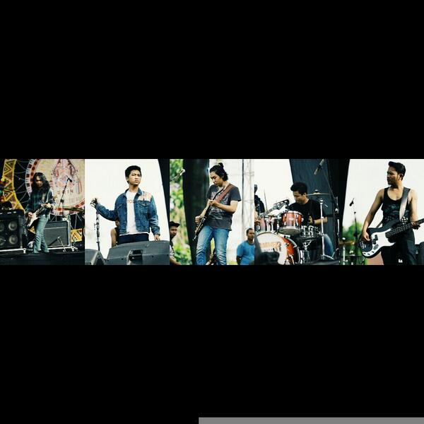 Hini dia foto waktu kitaon stage di <a href="/SoloBluesFstvl/">Solo Blues Festival</a> kemarin sabtu , uyeee sekali acaranya ~