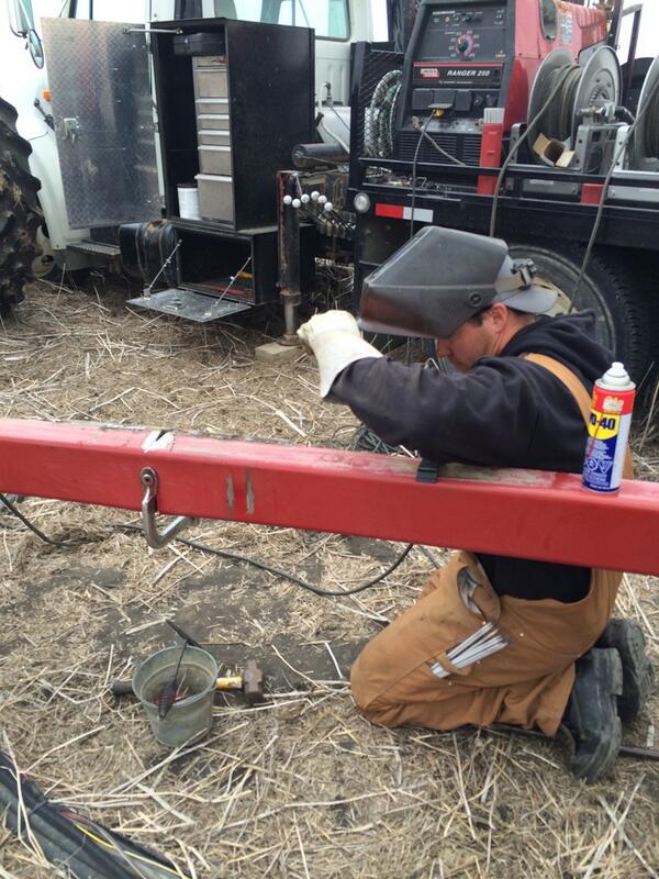 goose436's tweet photo. @browndirtfarms helping @assistantabbott out of the doghouse http://t.co/uHPIHoGpXJ