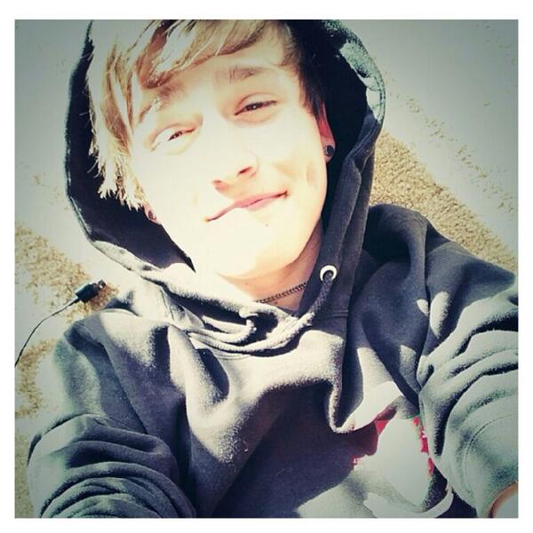 fakcguy's tweet image. Someone fc him and be my bro!!!!!!! 😭😭😭😭😭