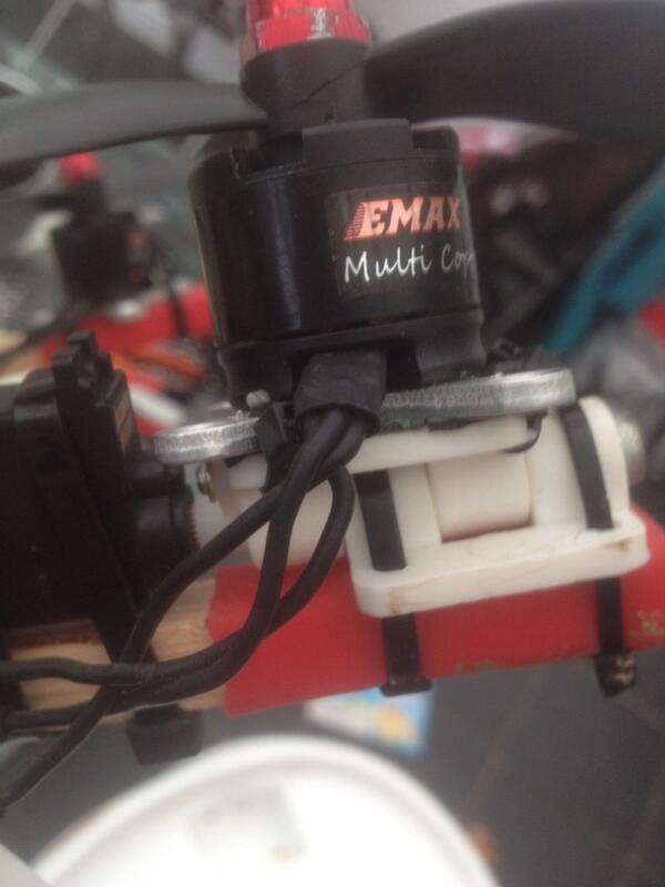 DontTellTheWiff's tweet photo. Rear servo of #tricopter http://t.co/AQ8S9Tlkqc