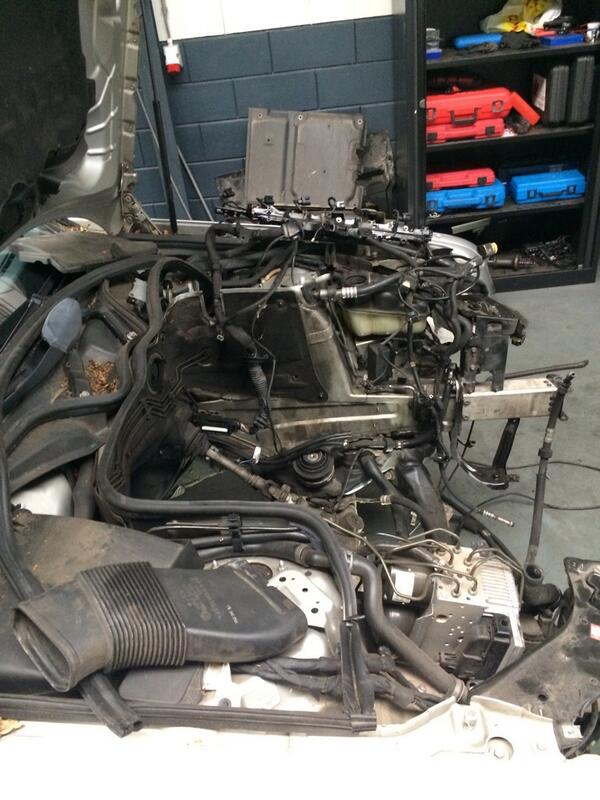 Druk weekje voor de boeg! Danny is vandaag al begonnen met een motorwissel van een Mercedes E320 CDI #lekkerklusje!