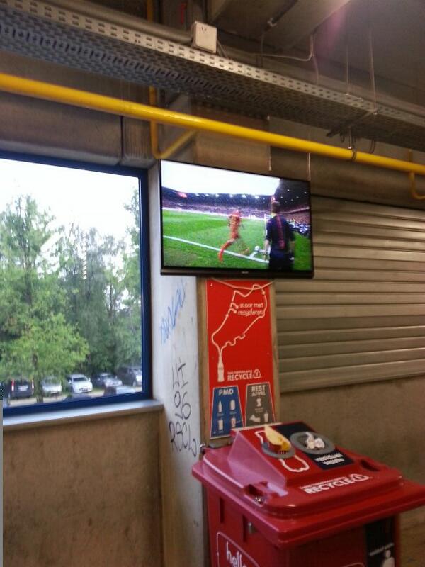 banibanc's tweet image. Putain merci l'union belge je vois le match moins bien qu'à la maison alors que j'ai lâché 20 boules #bellu