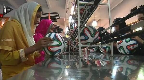 TuiterHits's tweet photo. Mujeres paquistaníes cosen el balón del Mundial por 74 € al mes. El coste de cada balón es de 130 €/u. http://t.co/G0DiCdAXEl