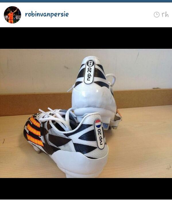 NetherlandsC's tweet photo. حذاء فان برسي التي سيرتدها في المونديال http://t.co/8hPBUYnmur