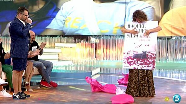 Supervivientes's tweet photo. #FinalSV @raqsanchezsilva se nos ha hecho escritora> http://t.co/0FBgMJbInX http://t.co/UnqRiuw0Qs