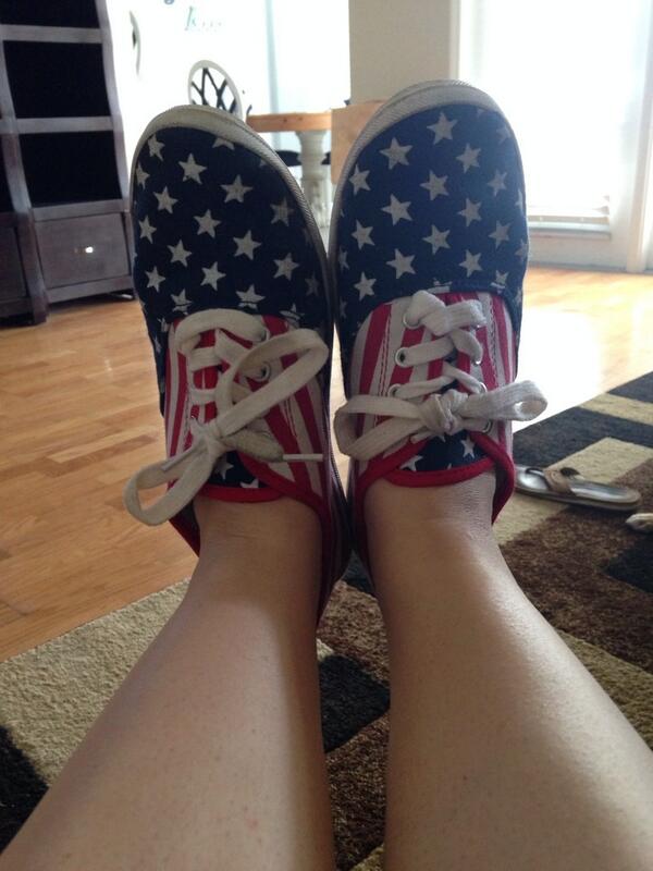 demipeake's tweet photo. Can't tell if my shows are on backwards or not, but wooh America!! #MemorialDay 🇺🇸😎🍔🍺 http://t.co/aiAiaRDdHG