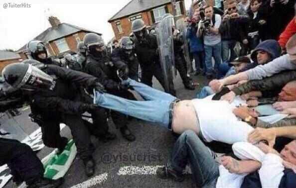 TuiterHits's tweet photo. cuando el profesor kiere cambiarte d sitio http://t.co/WeHPxYdeot