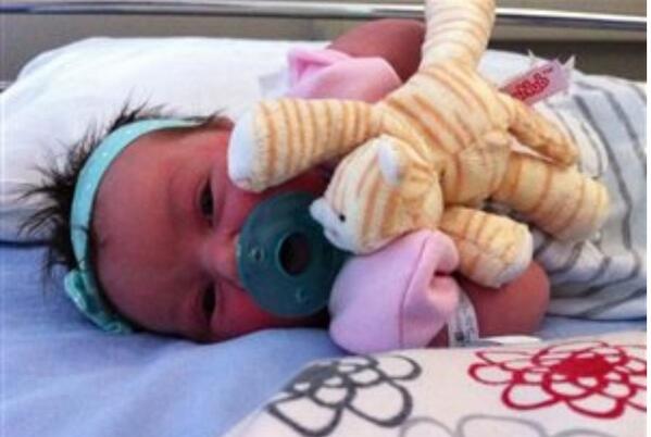 ALERTE AMBER en Mauricie: nouvelles photos de la suspecte et du bébé d'un jour enlevé... RT! #rcmtl #montreal #amber