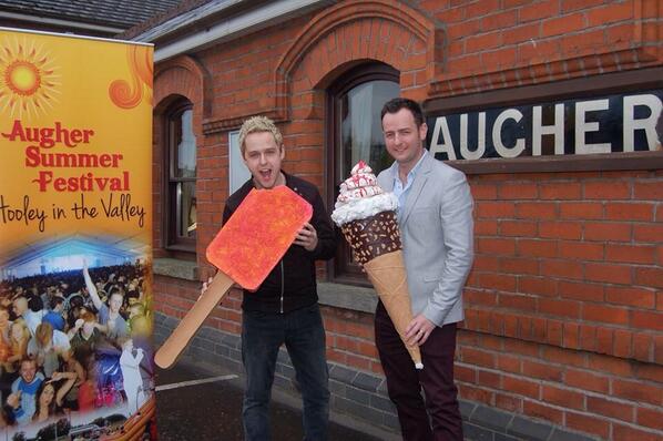 derekryanmusic's tweet photo. Playing augher festival this year! Yes I got a bit excited about the big ice cream! ๐ #launchpic with jim devine http://t.co/1GVHGdQbOj