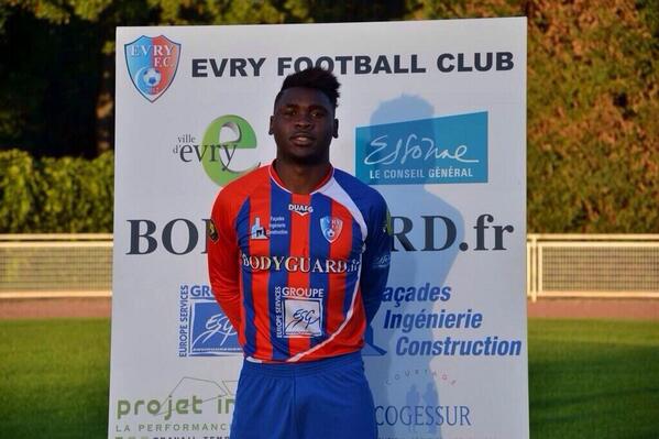 TotalFoot_'s tweet photo. Déshy 18 ans joueur de Evry (CFA2) est décédé hier après un arrêt cardiaque en plein match contre Wasquehal. #RIP http://t.co/7nBlqVMAkO