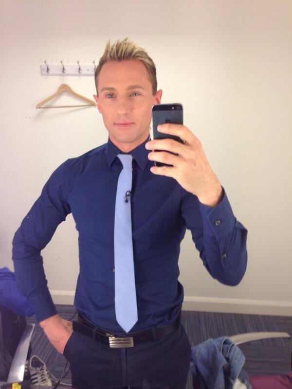stevenmilnetv's tweet photo. I'm heading into the @Jackpot_247 studios for some roulette fun... Join me now on @ITV #selfie #messydressingroom http://t.co/DpxarUdHso