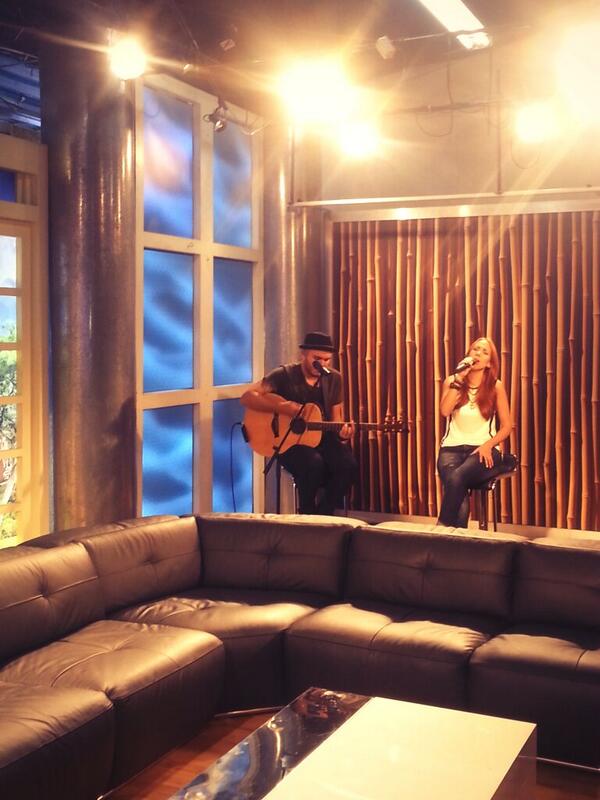 BUENAVIDACOSMO's tweet photo. #AlAire @gruposiam presentándonos su nuevo vídeo Un nuevo día. http://t.co/cHCJMB2ywV