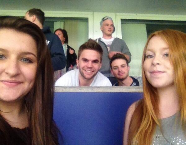 fallwithziam's tweet image. Los chicos de la banda estaban en el publico del partido de caridad hoy 26 de Mayo en Leicester.