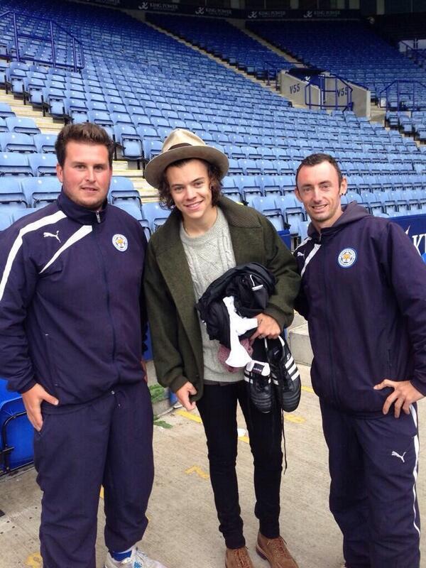 fallwithziam's tweet image. Harry con dos jugadores en el estadio King Power donde se jugó el partido de caridad hoy 26/05.