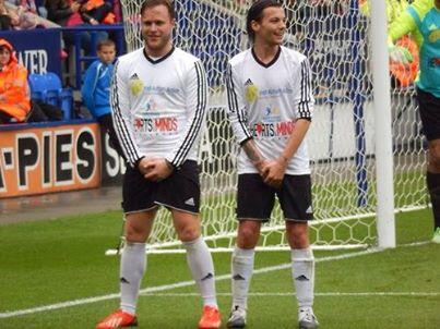 rightirwinxoh's tweet image. Louis y Olly Murs cubriendo a sus preciados amigos de un posible pelotazo en lo penales. Jajajajajaaaa!!
#TeamNiall