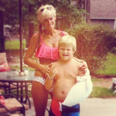 DowlessLeisa's tweet image. #MemorialDay2014 #poolside #brokearm #funday anyway!!!!