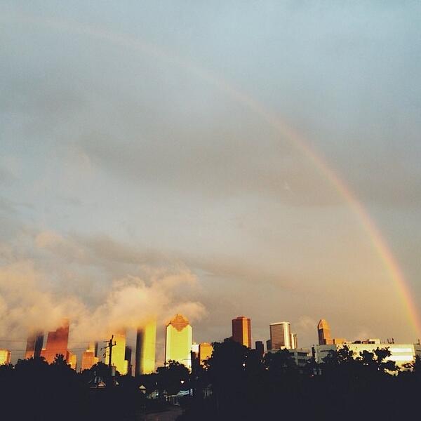 JasonKingman's tweet photo. #houston #skyline #rainbow http://t.co/r9tGoV2lOJ http://t.co/GdDInE09bf