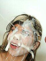 SexZombierella's tweet photo. Und nach dem Sport sollte man doch Duschen , oder ? .... ODER ? ;) http://t.co/nxwshvUtSB