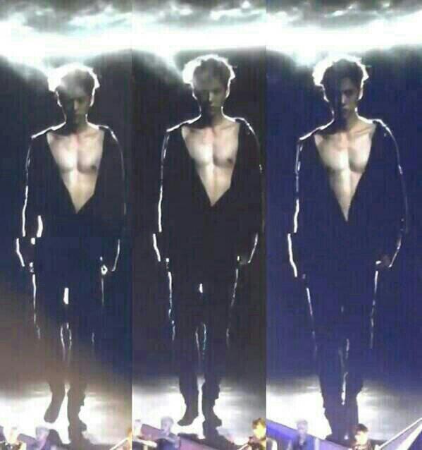 xoxoEXOina: EXO VCR - shirtless Luhan cr:owner/kpoplover727 my eyes not rea...